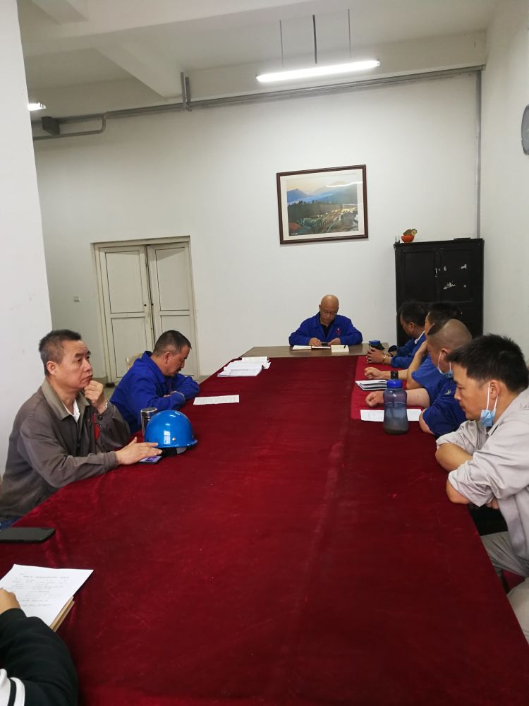 機(jī)加裝配黨支部召開(kāi)全體黨員大會(huì)，組織主題教育學(xué)習(xí)。